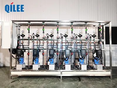 What are the characteristics of the dosing device and what should be paid attention to in installation?