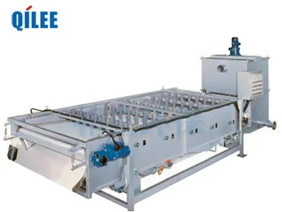 What should be paid attention to when starting up the sludge thickener and what are its structural&nbsp;components?